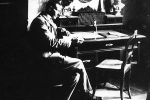 František Lipka ve své pracovně