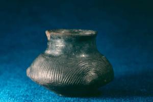 miniaturní keramická amforka z Boskovic, doba bronzová_inv č. A8954